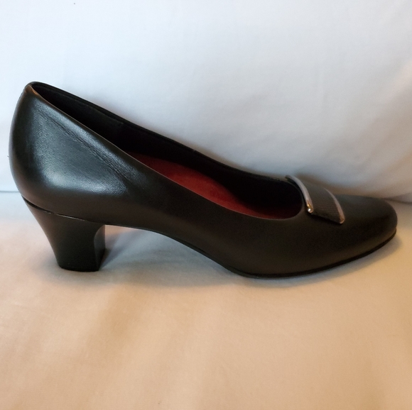 Munro leather dress shoe.  Size 8SS - Picture 2 of 3